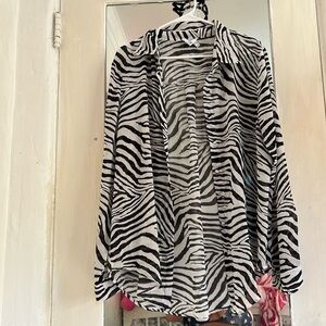 Long sleeve black and white print shirt